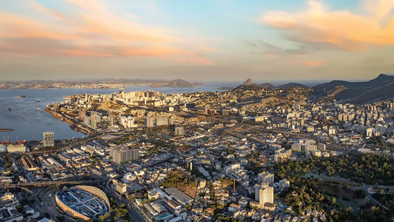Vista aérea do Porto Maravilha e do Centro do Rio com a Baía de Guanabara e o Pão de Açúcar